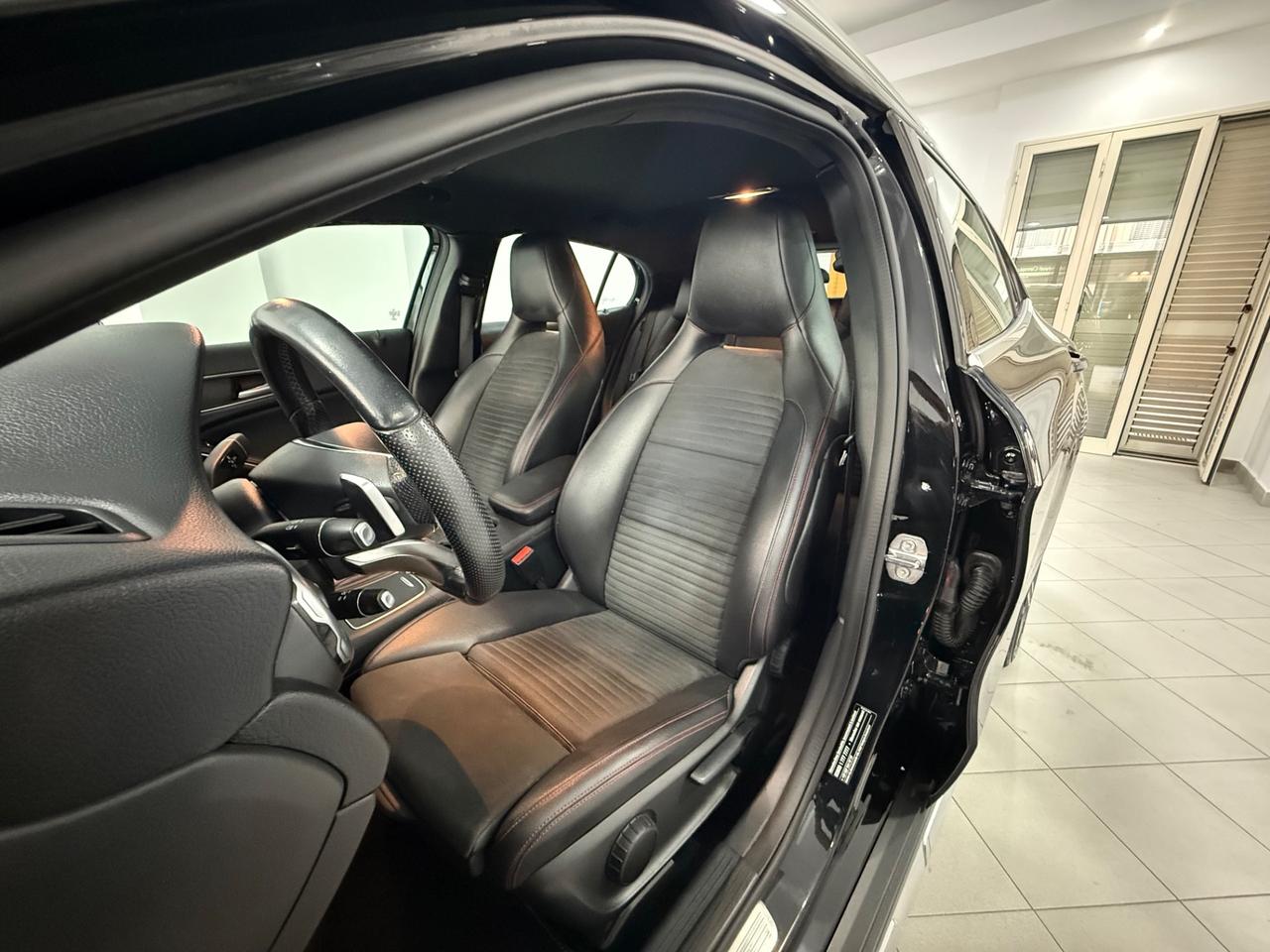 MERCEDES- BENZ GLA 200 D 136CV AMG PREMIUM PLUS 4MATIC