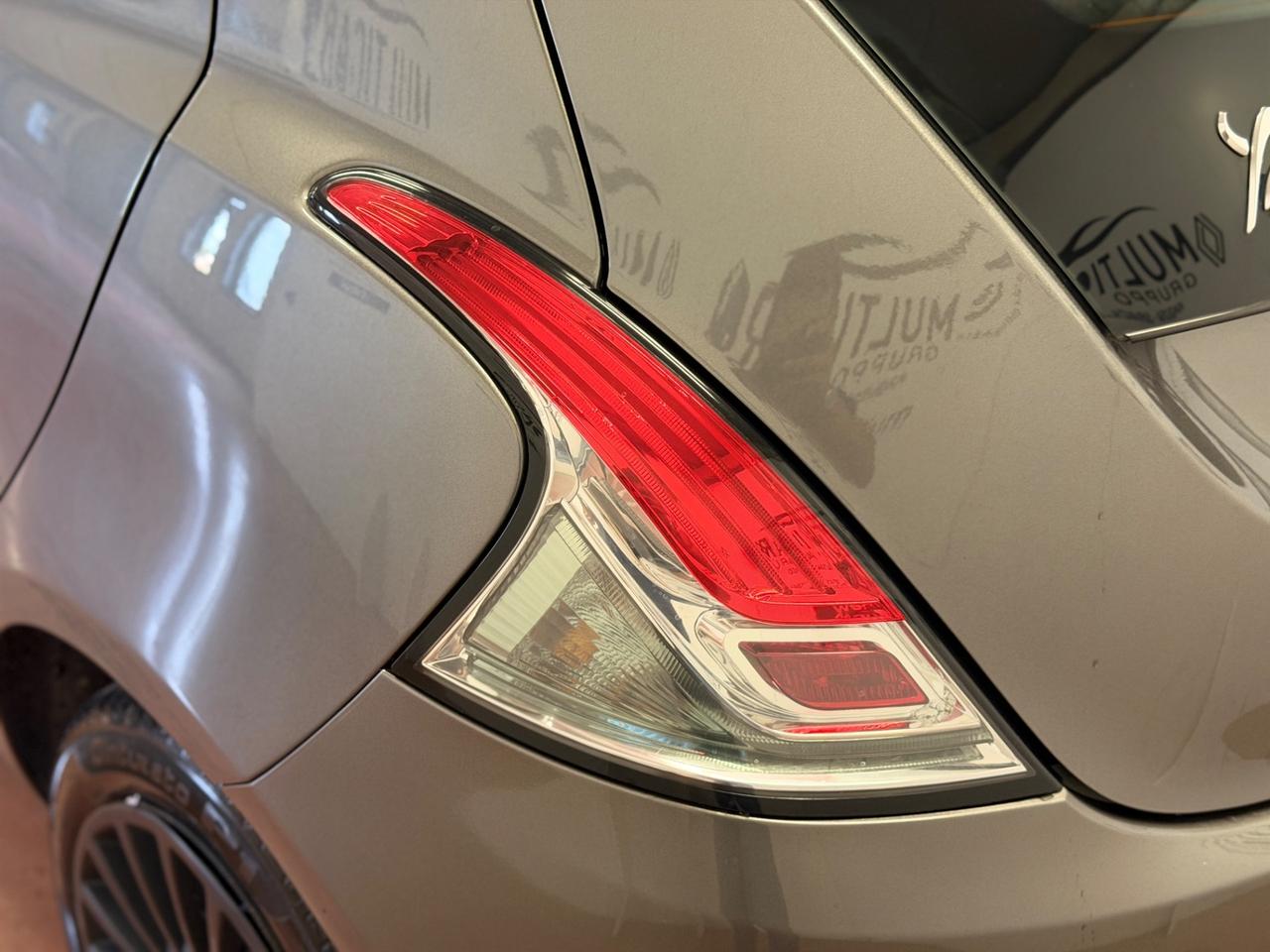 Lancia Ypsilon 1.0 FireFly 5P Hybrid Silver