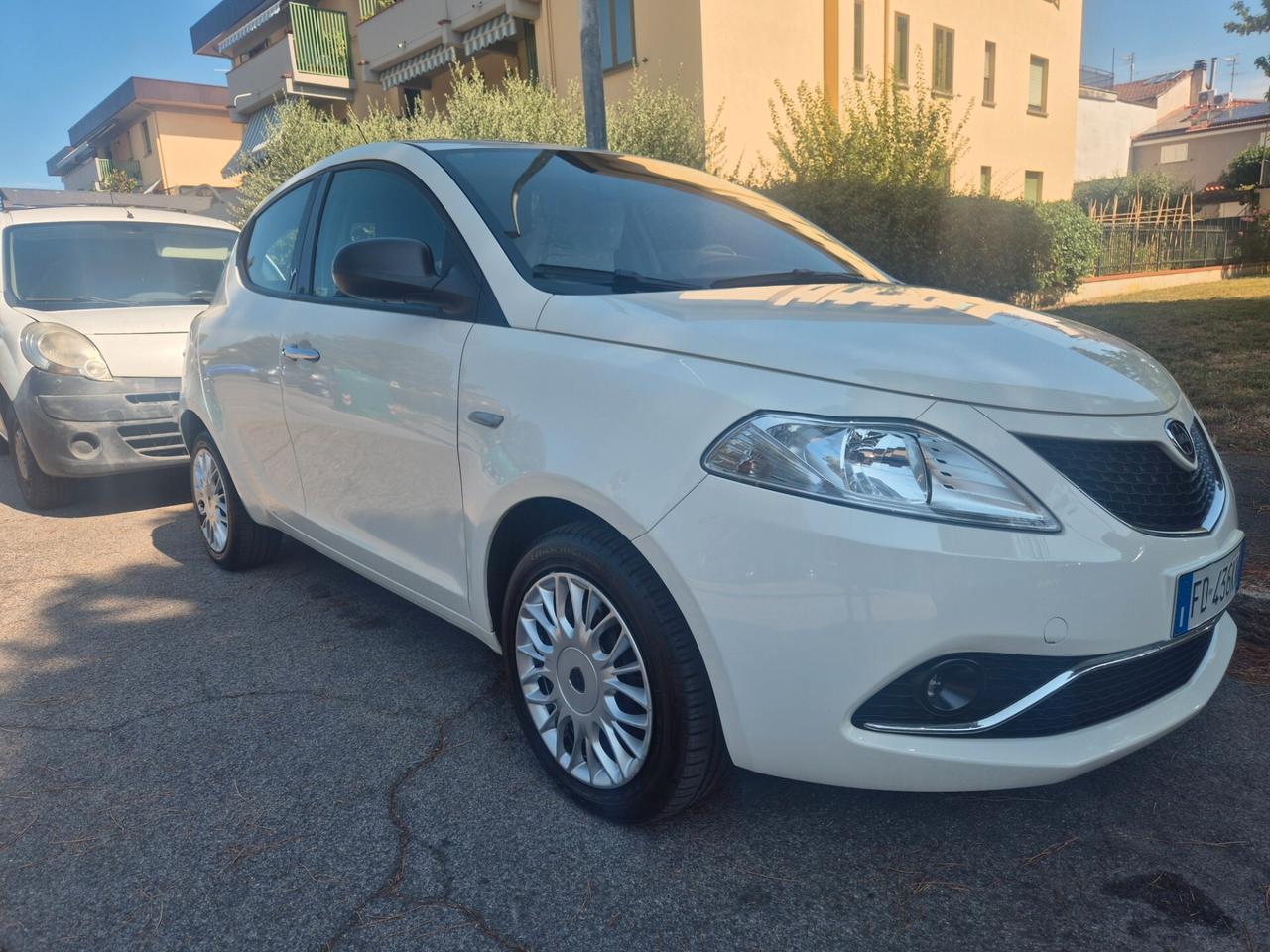 Lancia Ypsilon 24800 KM PARI AL NUOVO