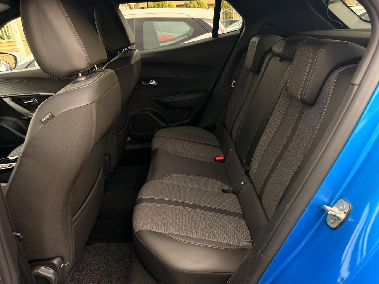 Peugeot 2008 1.5 BlueHDi 130 EAT8 Allure navi cockpit