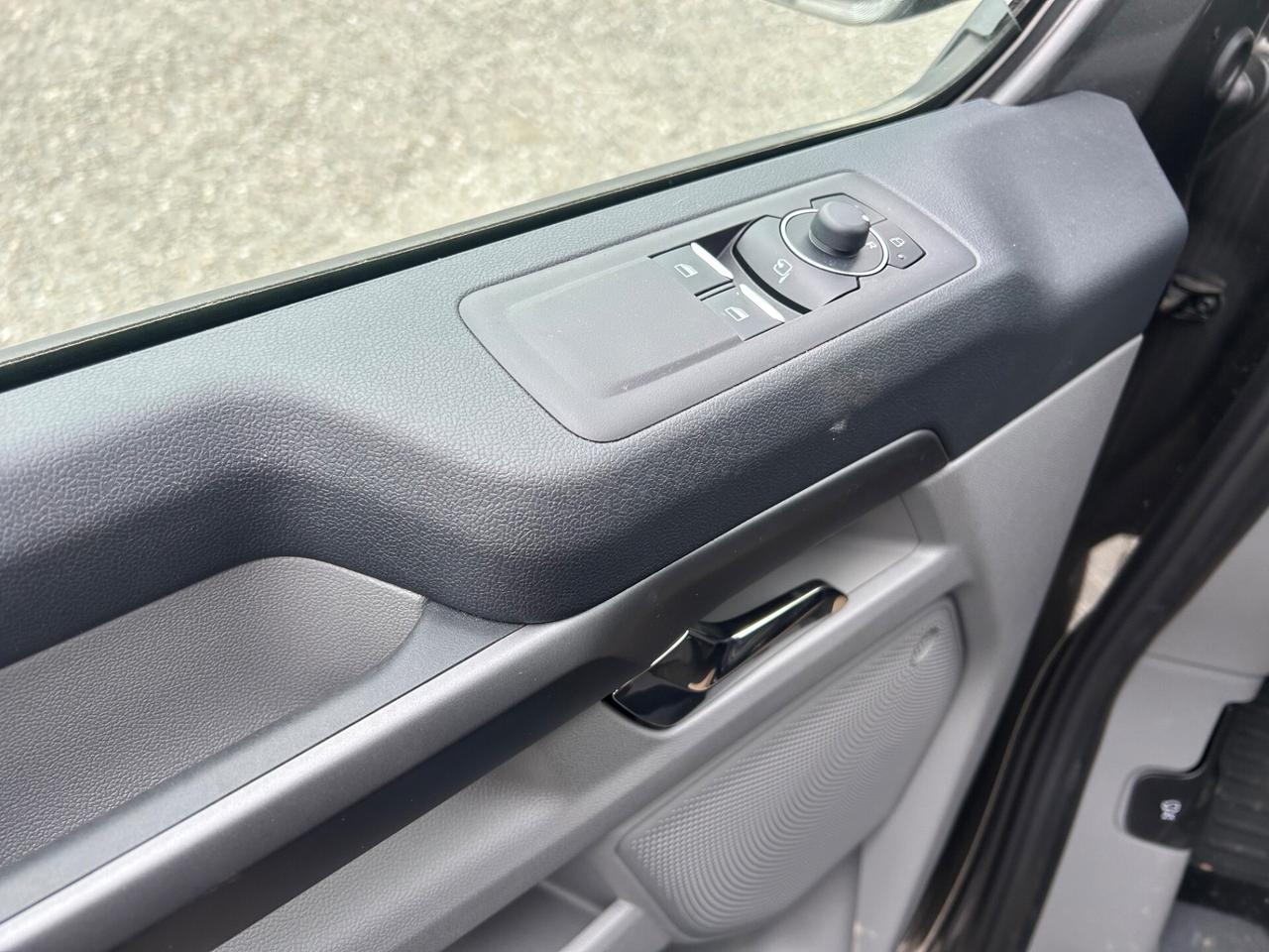 Ford Tourneo Custom Ibrido Plug-in 9 POSTI