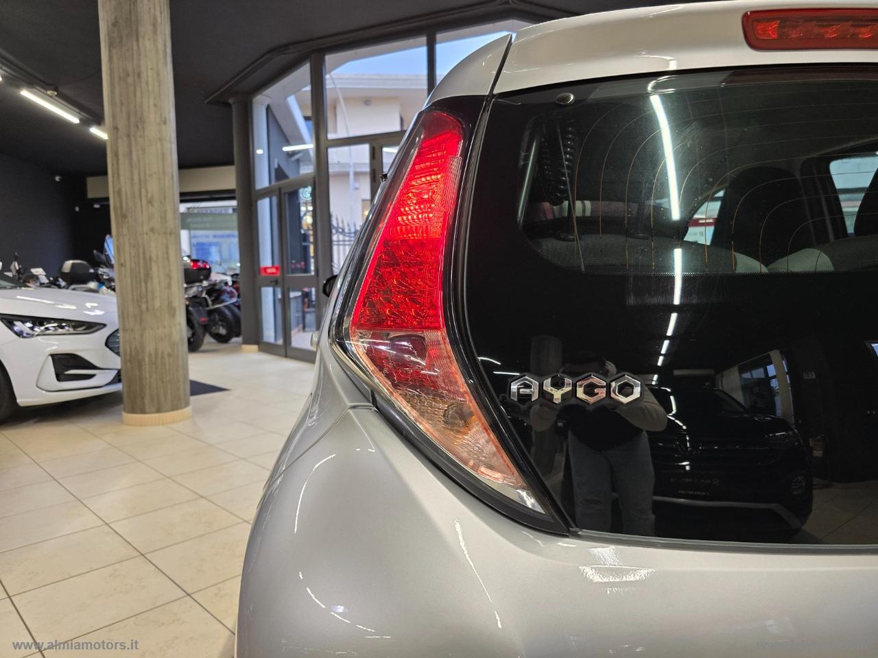 TOYOTA Aygo 1.0 VVT-i 69 CV 5p. x-play TSS