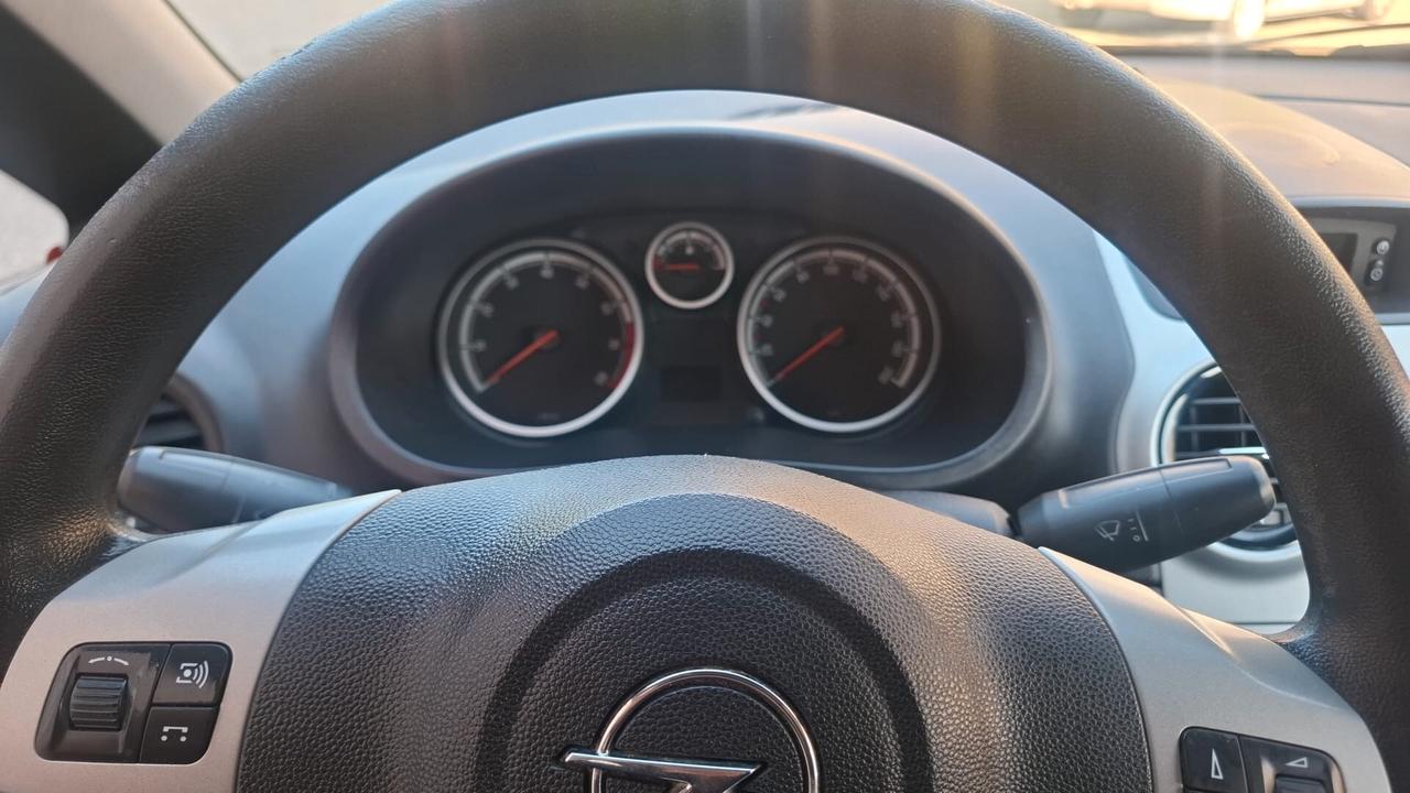 Opel Corsa 1.2 5 porte Cosmo