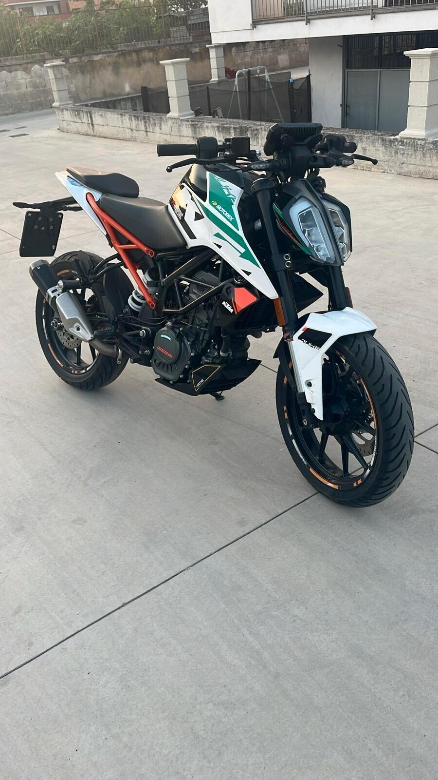 Ktm Duke 125 Grafiche Akrapovic Perfetta Anno 2017