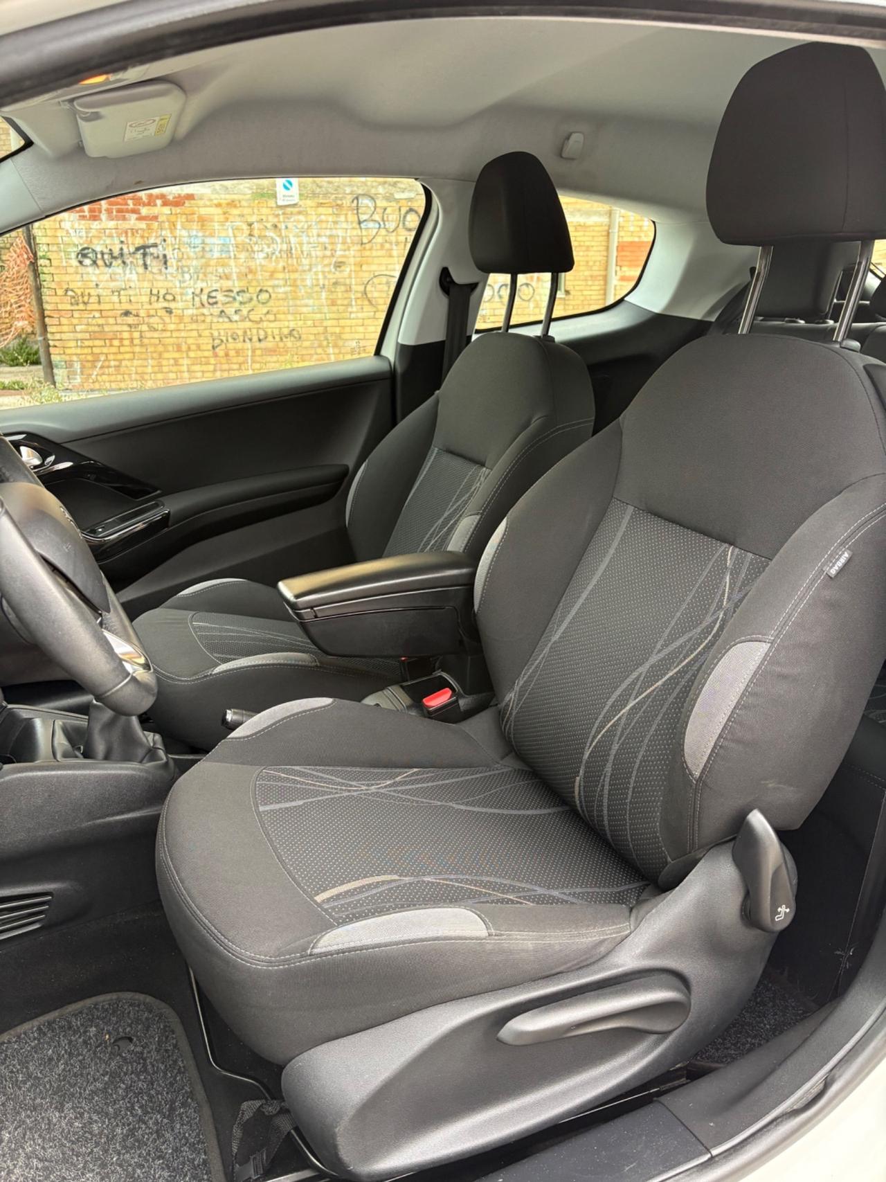Peugeot 208 1.4 HDi 68 CV 99000km