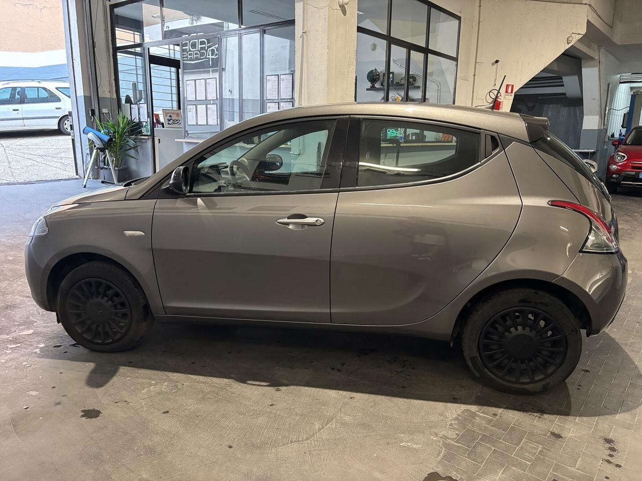 Lancia Ypsilon 1.0 HYBRID