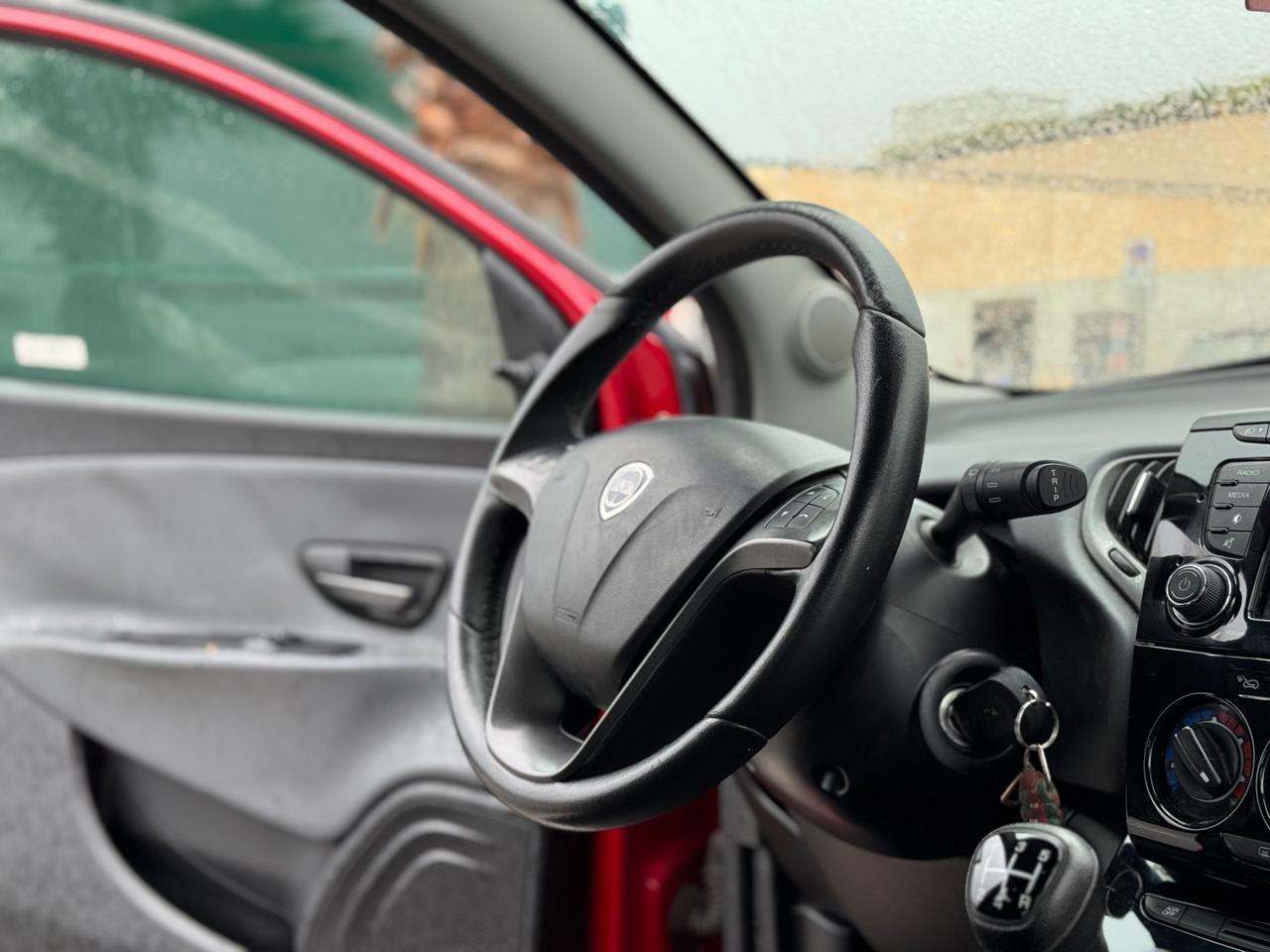 Lancia Ypsilon 1.3 MJT 95CV PLATINUM 12MESI DI GARANZIA 1 PRO
