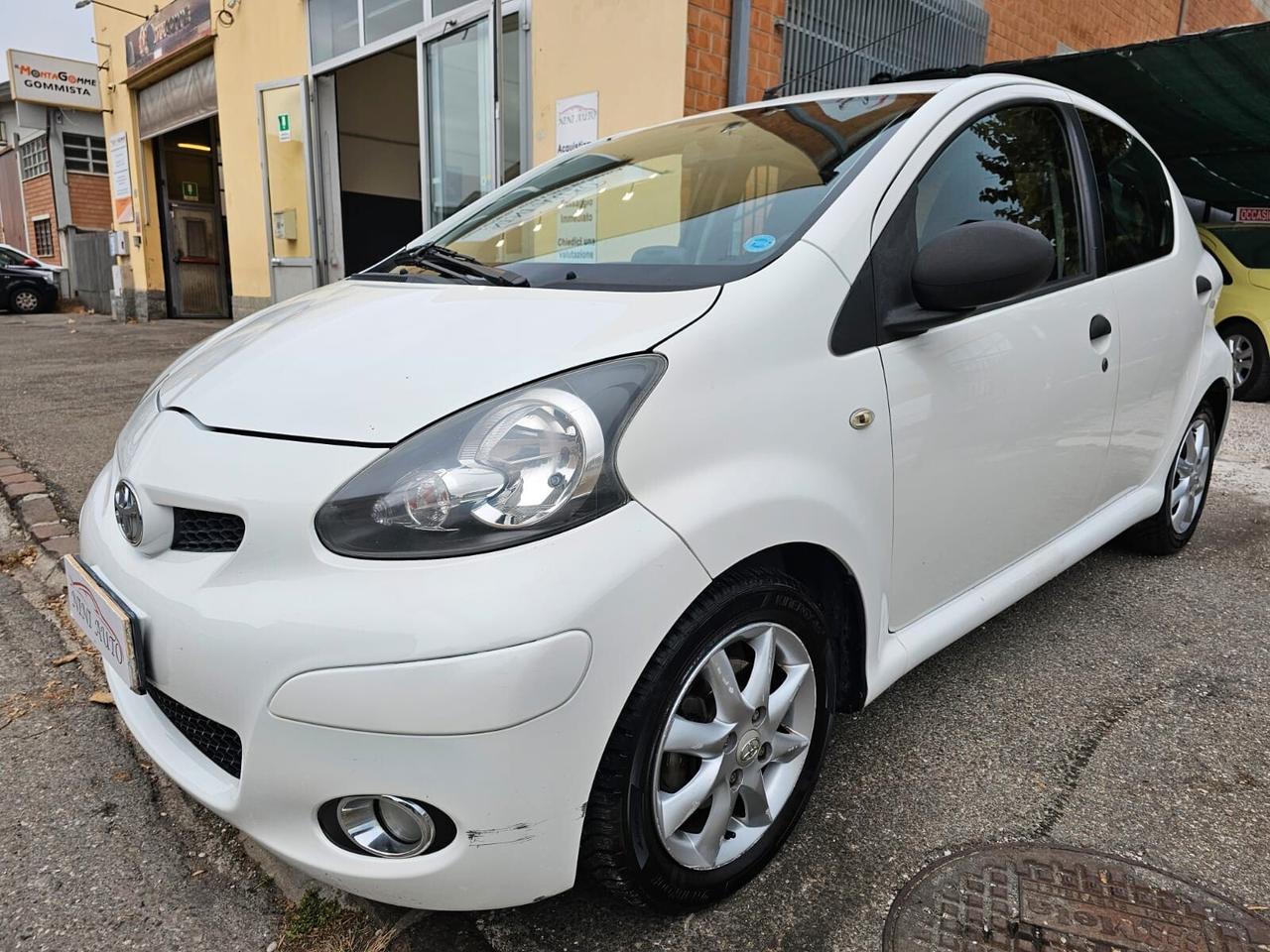 Toyota Aygo 1.0 68cv Now Connect*Clima*Navi*Cerchi*Neopatentati