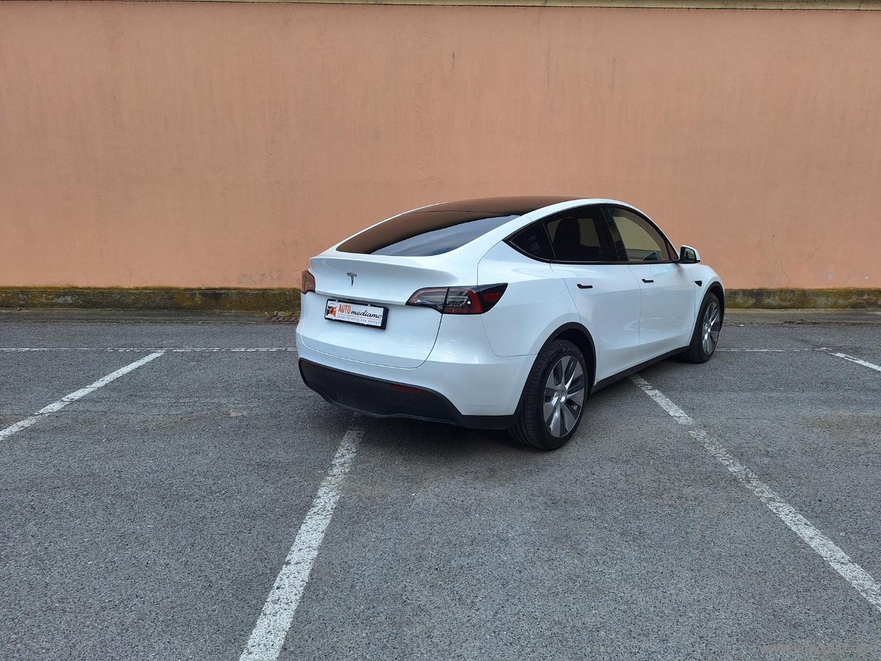 TESLA Model Y STANDARD RANGE RWD TETTO
