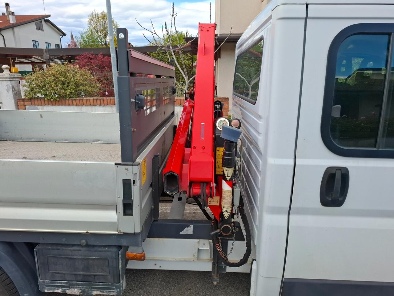 Fiat Ducato 2.3 cassonato con Doppia cabina 7 posti allestito con Gru Fassi