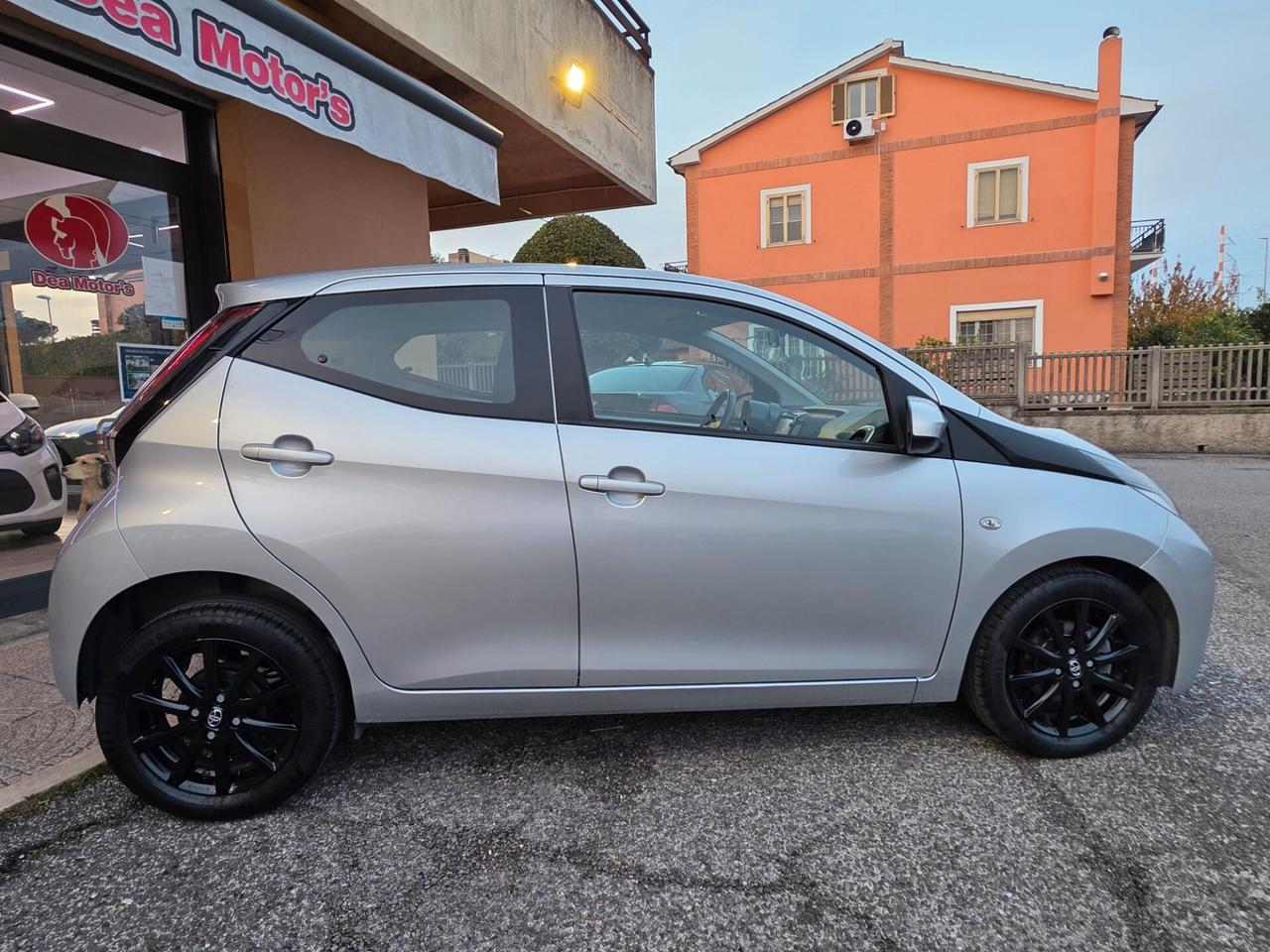Toyota Aygo 1.0 VVT-i 69 CV 5 porte x-play