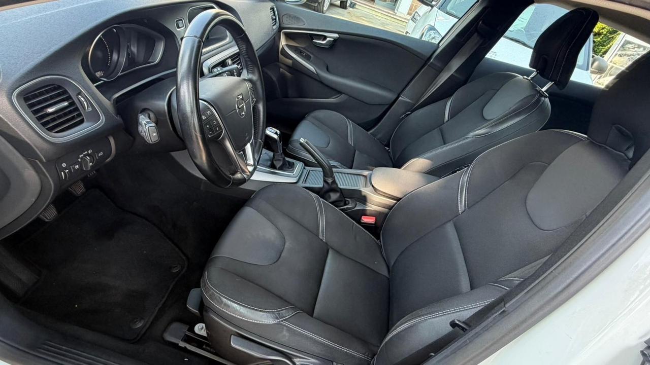 Volvo V40 D2 R-design