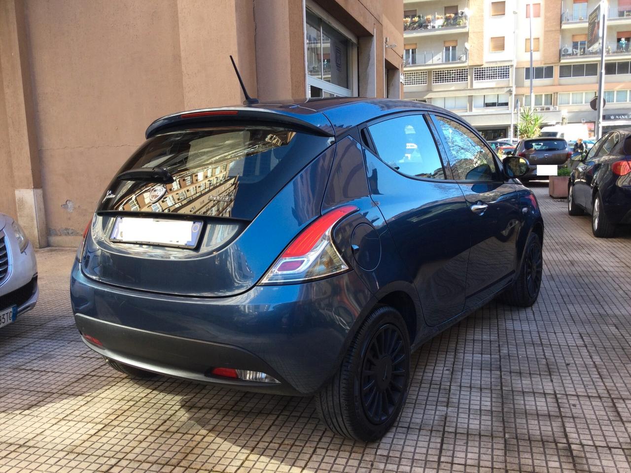 Lancia Ypsilon 1.0 FireFly 5 porte S&S Hybrid Ecochic Silver