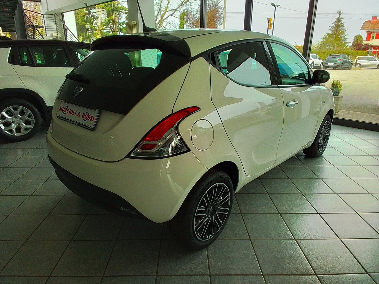 Lancia Ypsilon 1.0 Hybrid 70cv