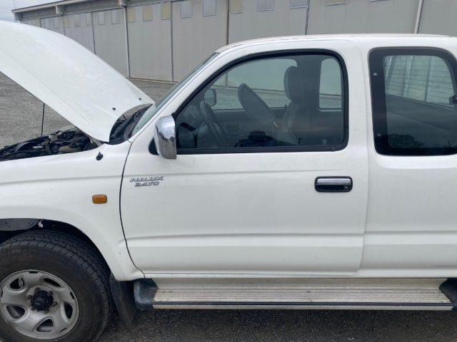 TOYOTA Hilux 2.4 TD 4WD 2/2 Extra Cab Pup. SR5