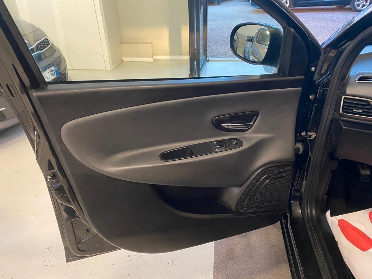 Lancia Ypsilon 1.2 69 CV 5 porte S&S Silver