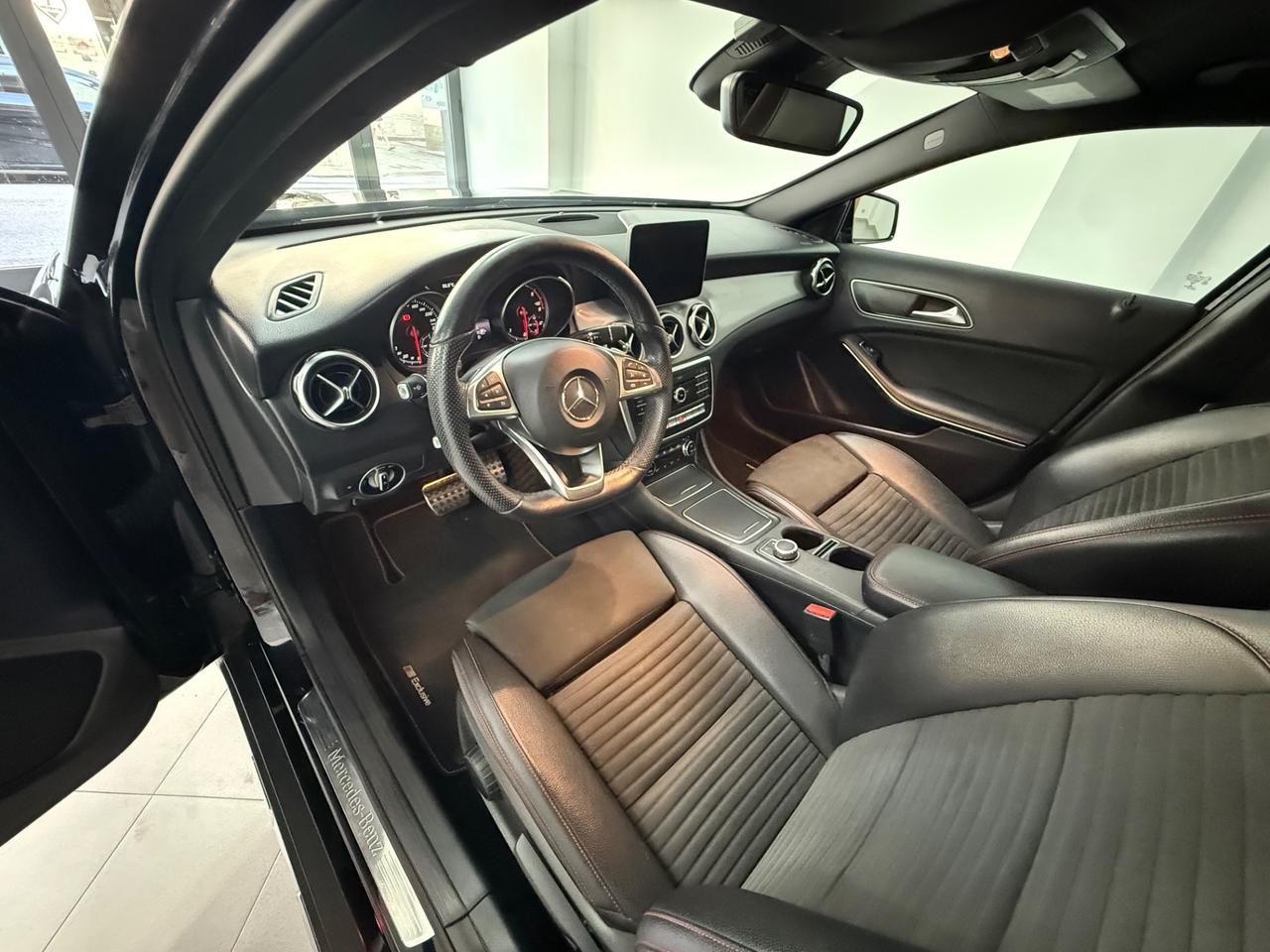 MERCEDES- BENZ GLA 200 D 136CV AMG PREMIUM PLUS 4MATIC