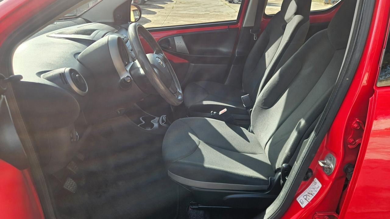 Toyota Aygo 1.0 VVT-i 69 CV 5 porte x-cool MMT