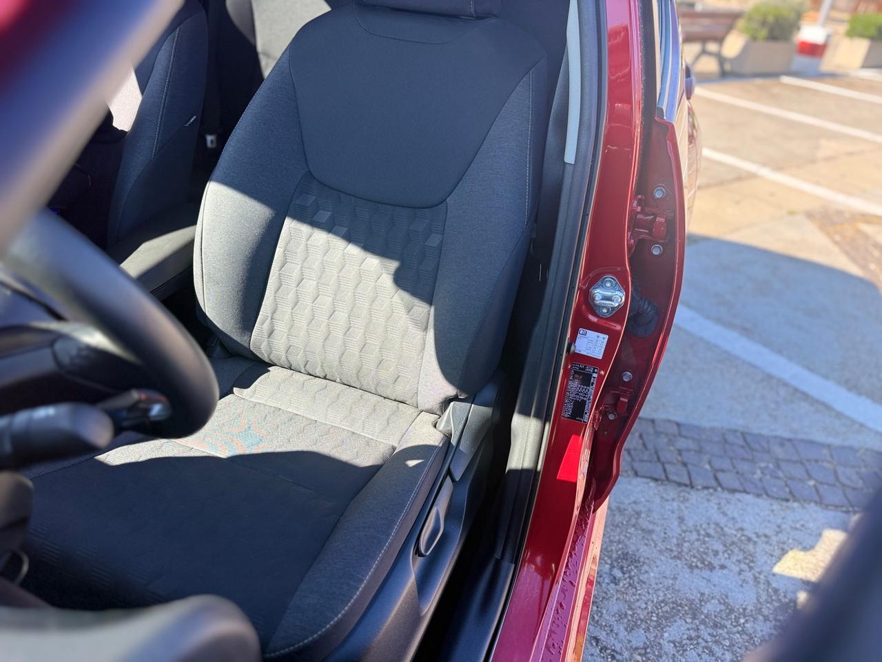 Toyota Yaris 1.5 Hybrid 5 porte red 2025