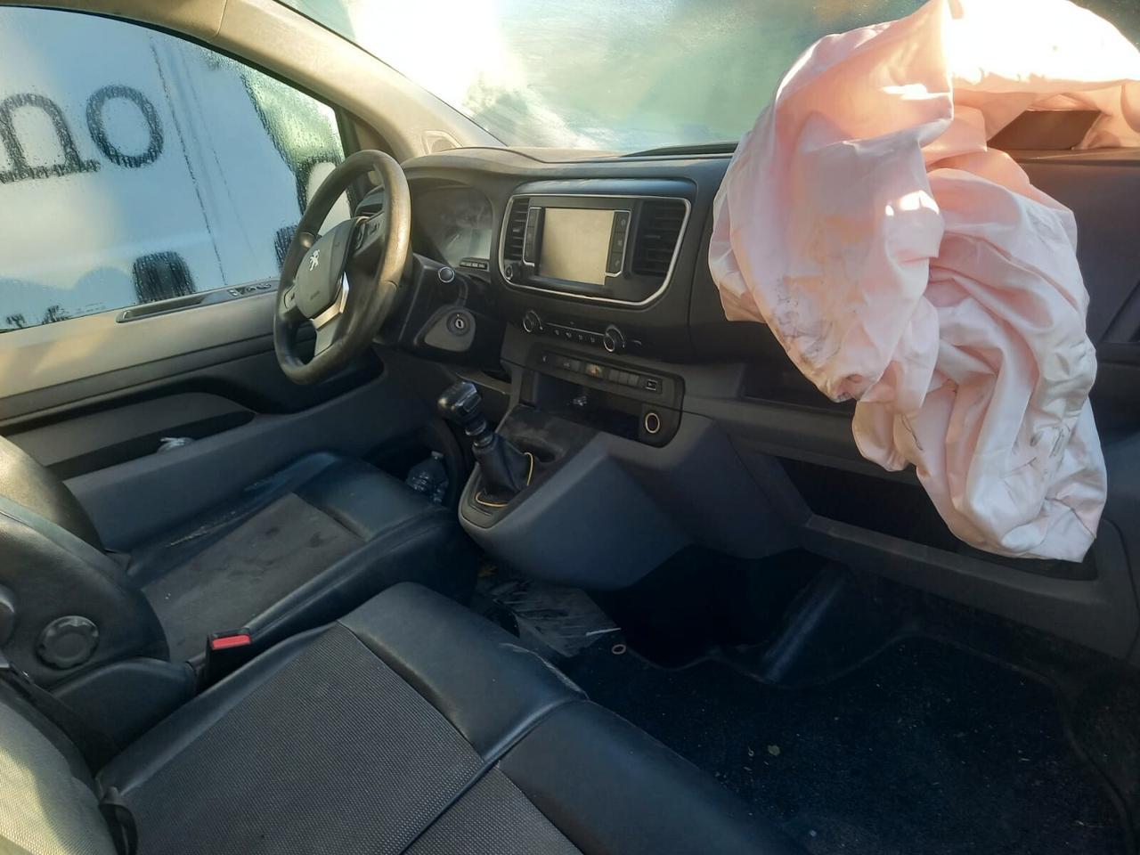 Peugeot Expert anno 2020 incidentato