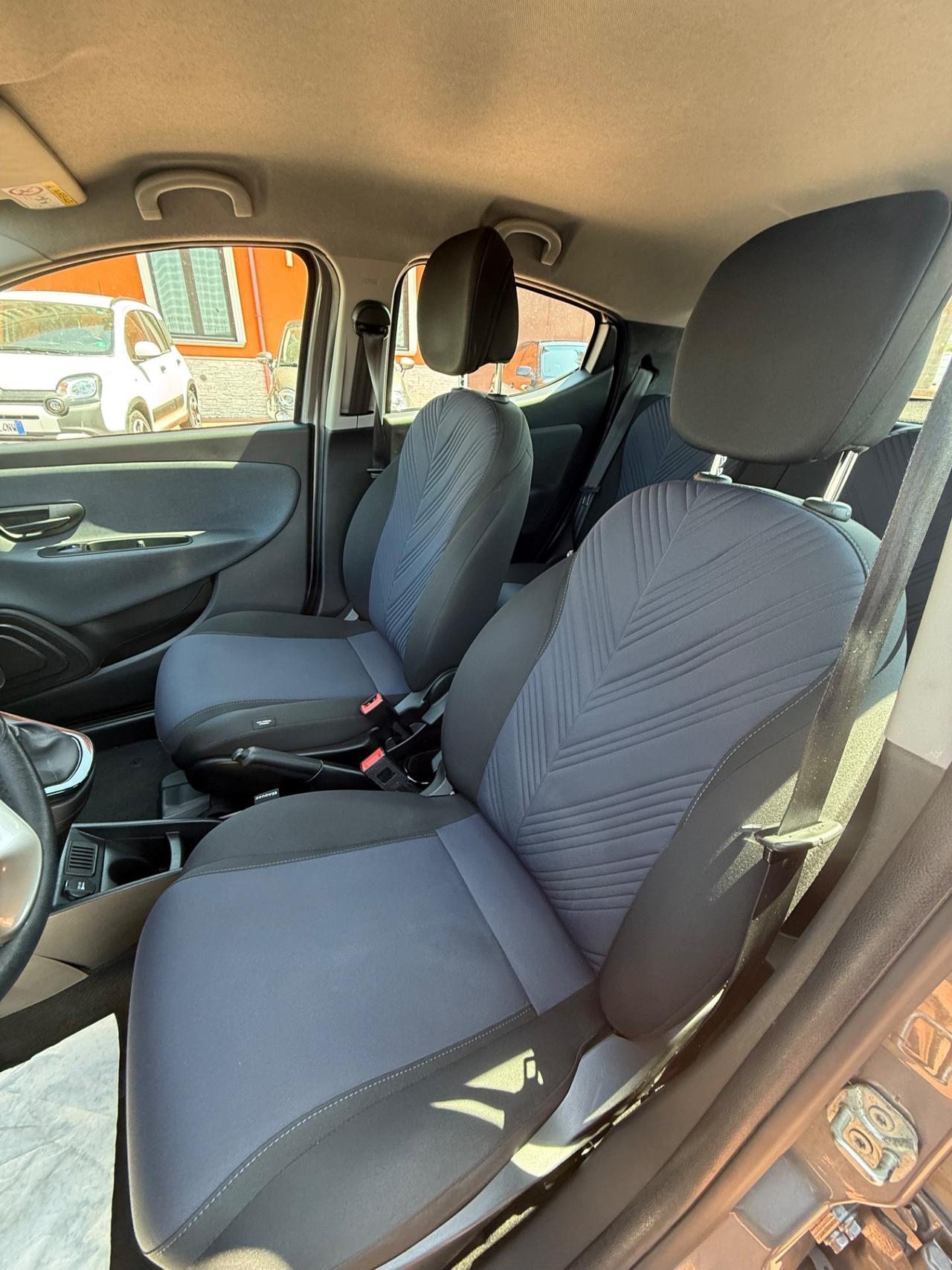 Lancia Ypsilon 1.0 Hybrid 69cv