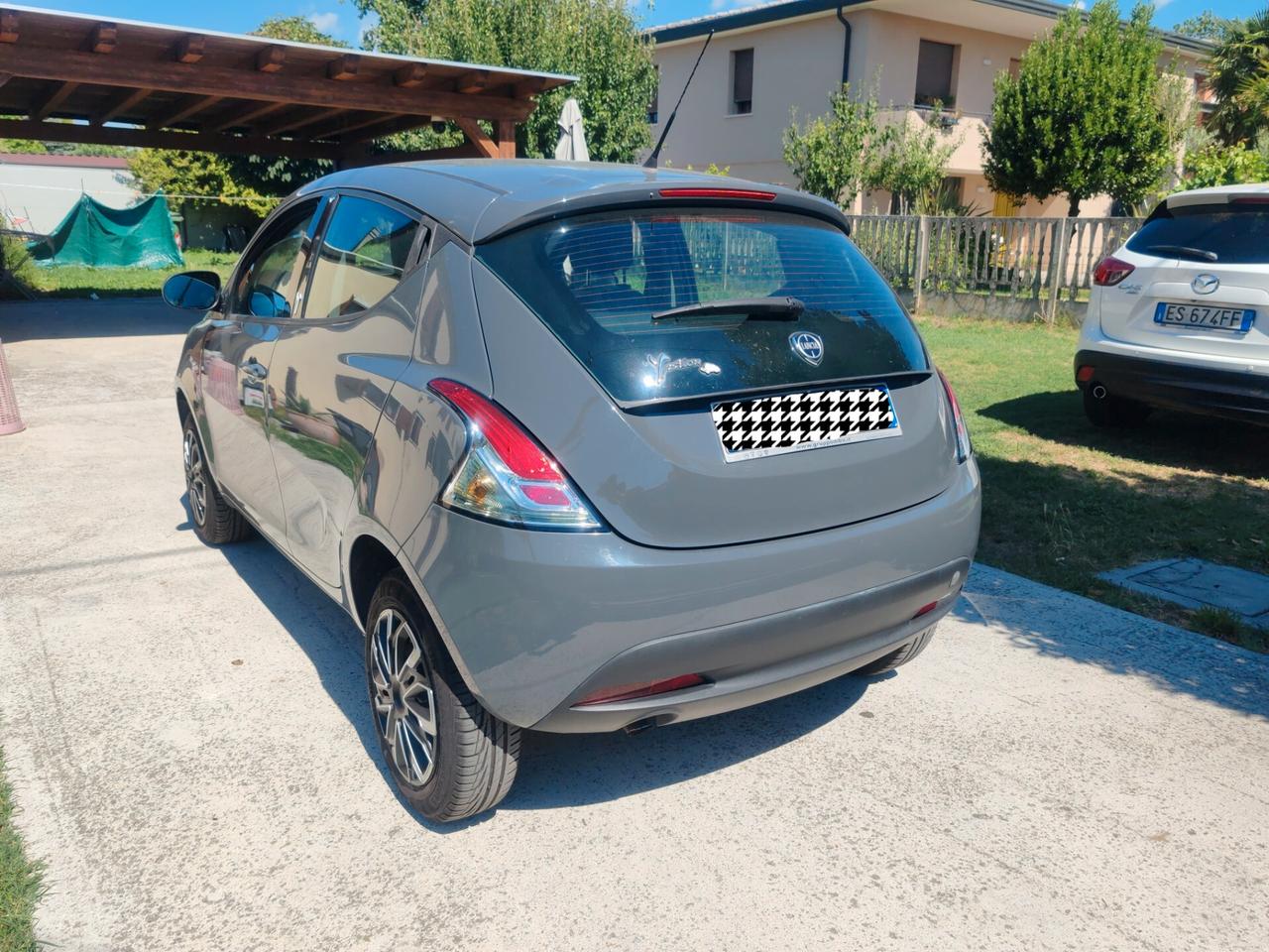 Lancia Ypsilon 0.9 TwinAir 85 CV 5 porte Metano 2015
