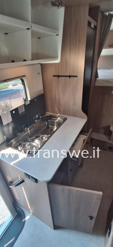 Carado A364 Camper mansarato con letto matrimoniale e maxi garage