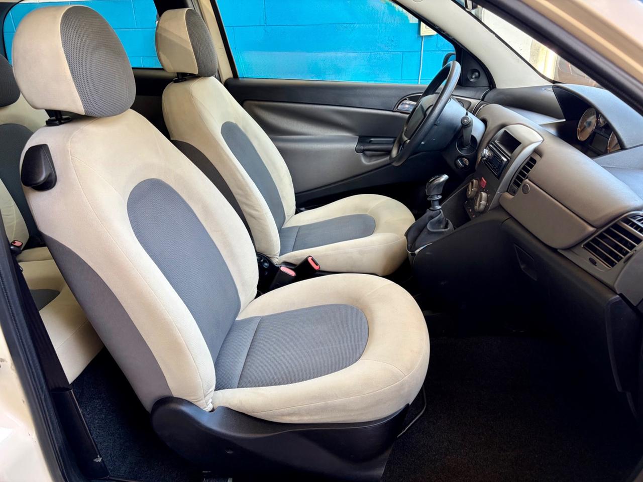 Lancia Ypsilon 1.2 16V