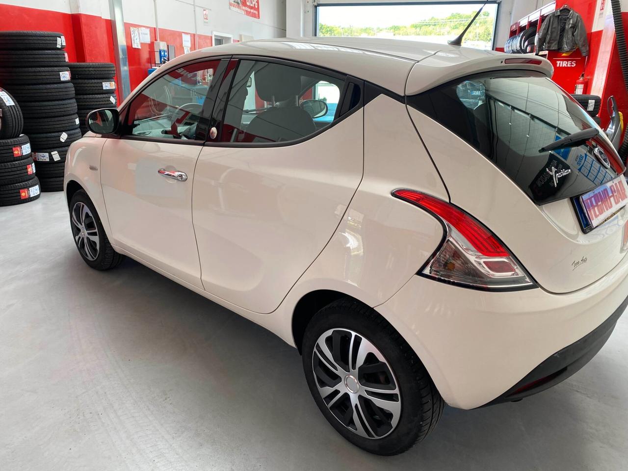 Lancia Ypsilon 1.2 69 CV 5 porte GPL Ecochic Silver
