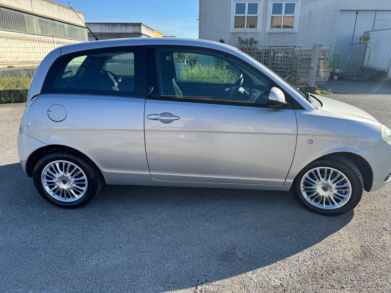 Lancia Ypsilon 1.2 benzina Versus. km 122.000