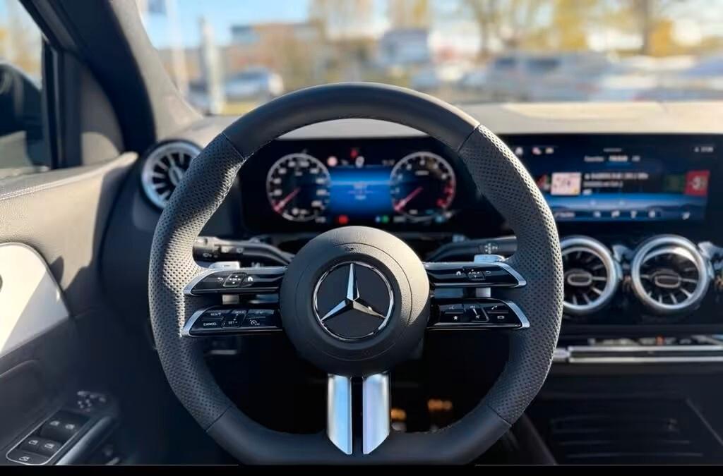 MERCEDES-BENZ GLA 200D NEW 150CV AUTOMATIC 4MATIC AMG LINE ( FARI LED - TETTO PANORAMICO APR. - AMBIENT LIGHTS - PELLE - CRUISE - NIGHT PACK - NAVI PREMIUM - PARK ASSIST - TELECAMERA 360 - CERCHI 20 ) KM 3000