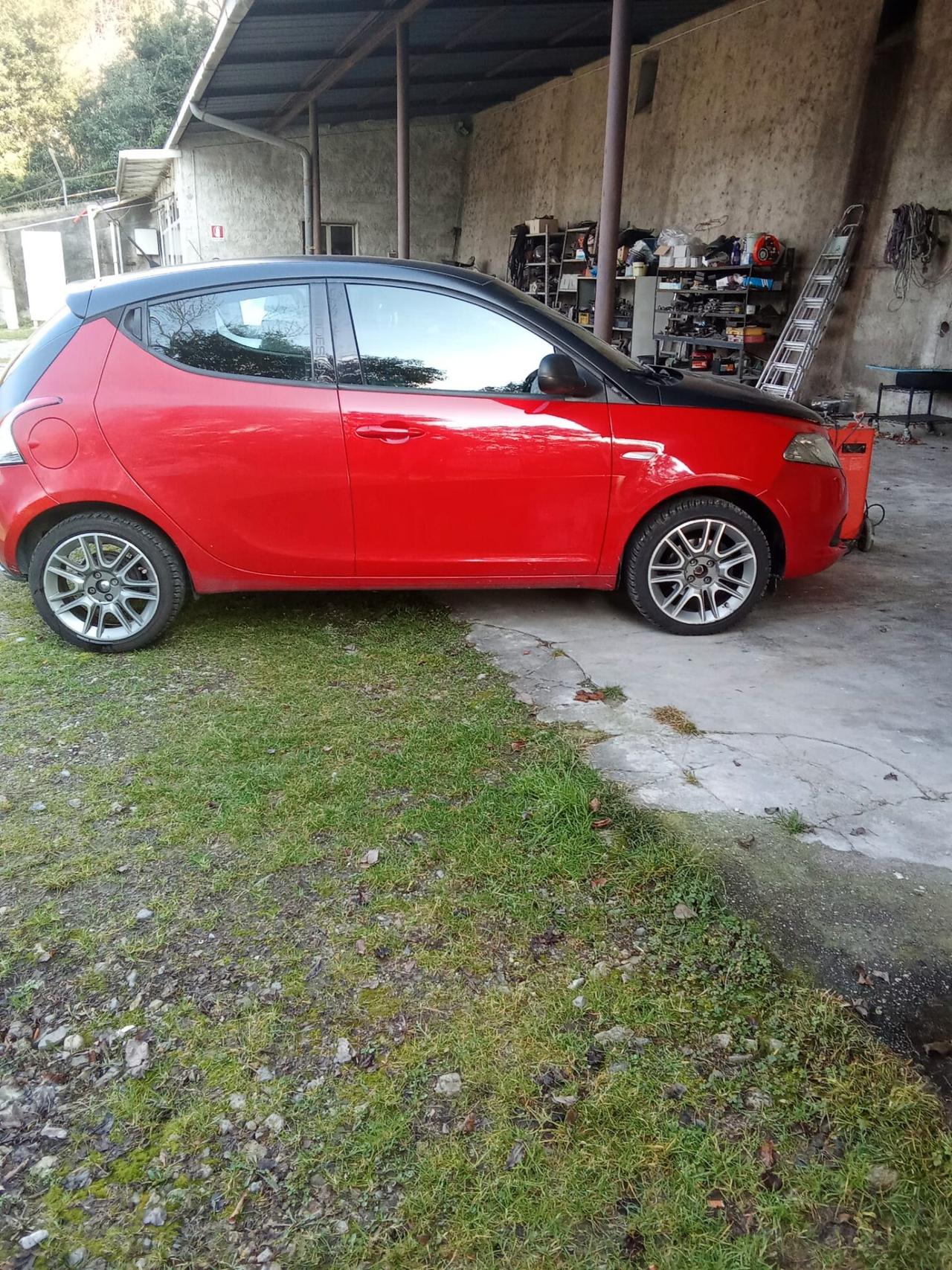 Lancia Ypsilon 1300 multijet rossa e nera