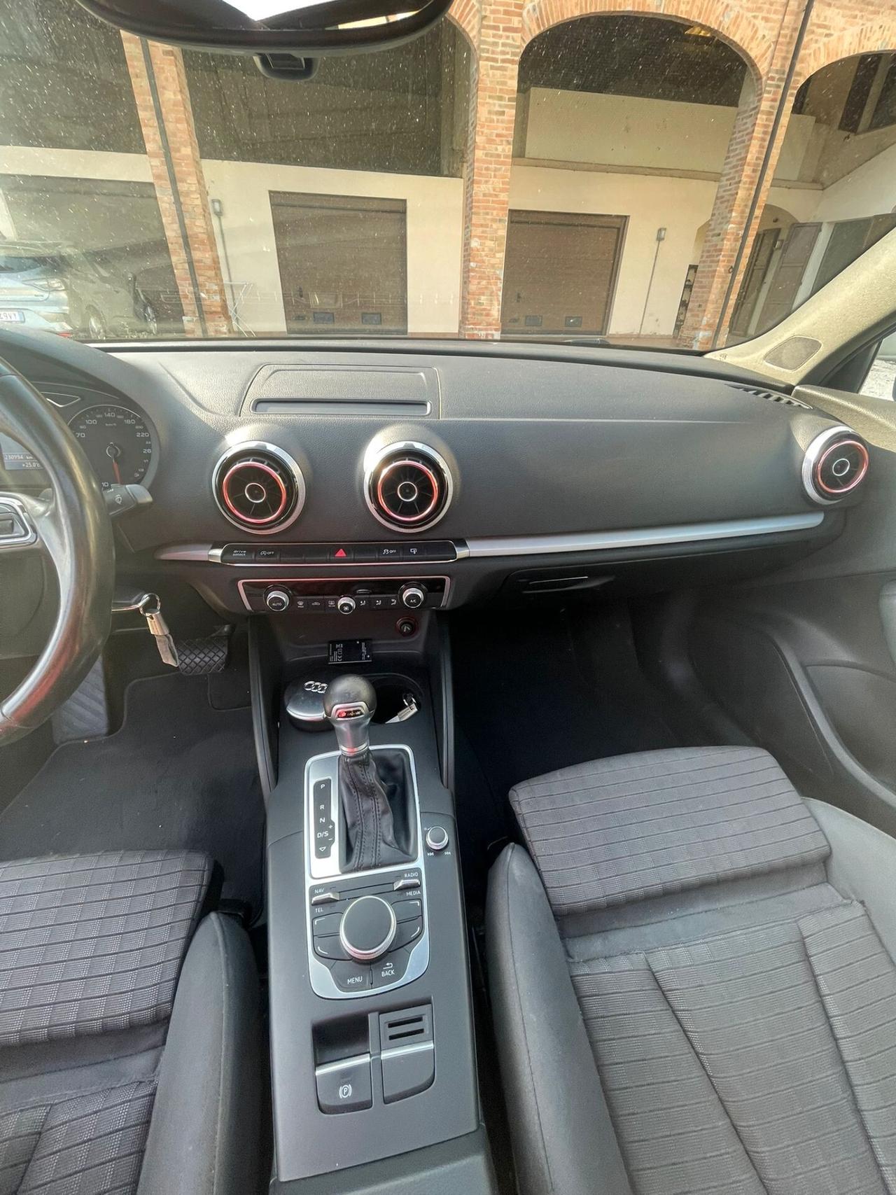 Audi A3 Sedan 1.6 TDI clean diesel S tronic Ambition