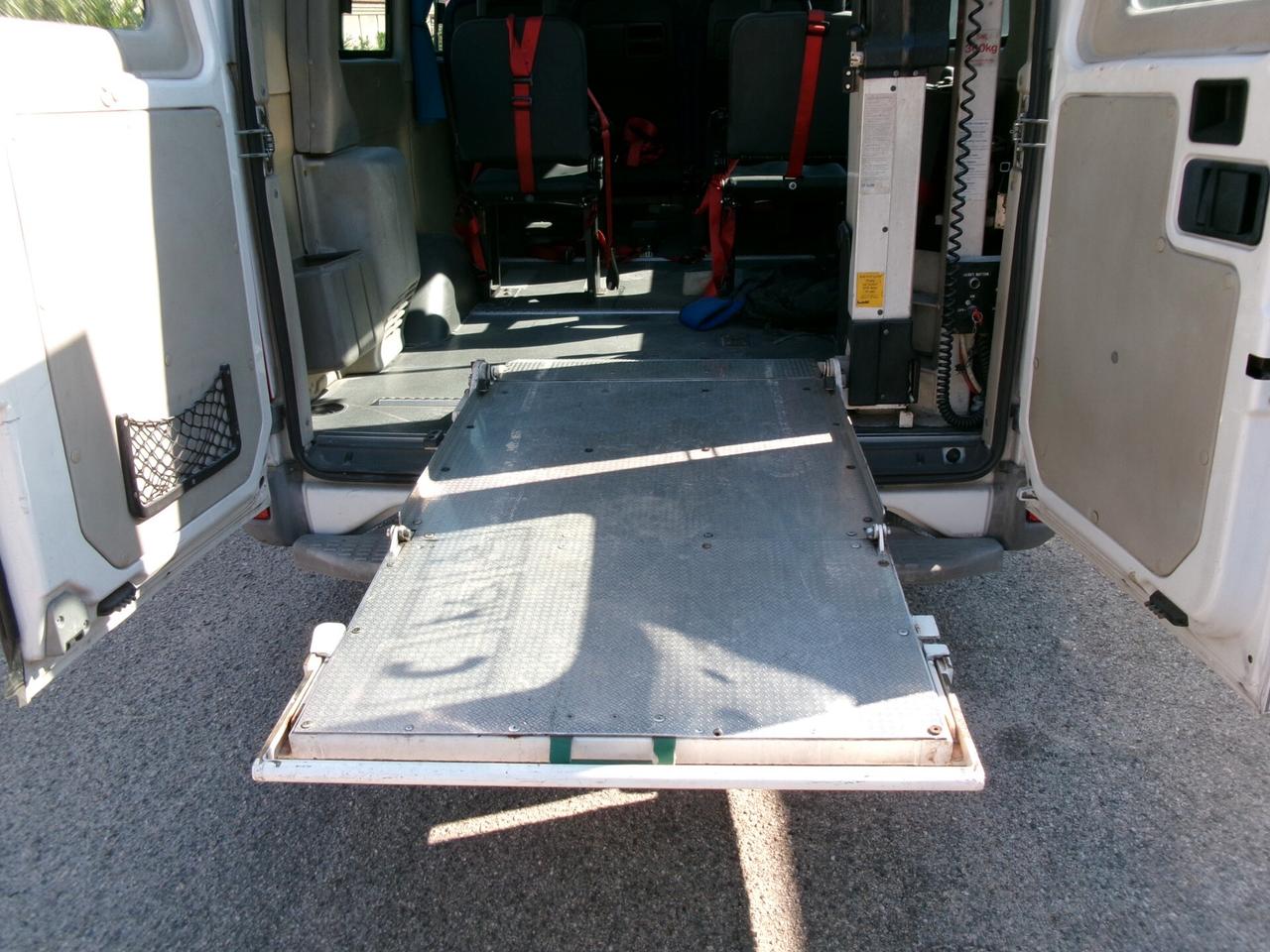 Iveco Daily 35-13 c 2.3 td 9 posti con pedana per persone disabili