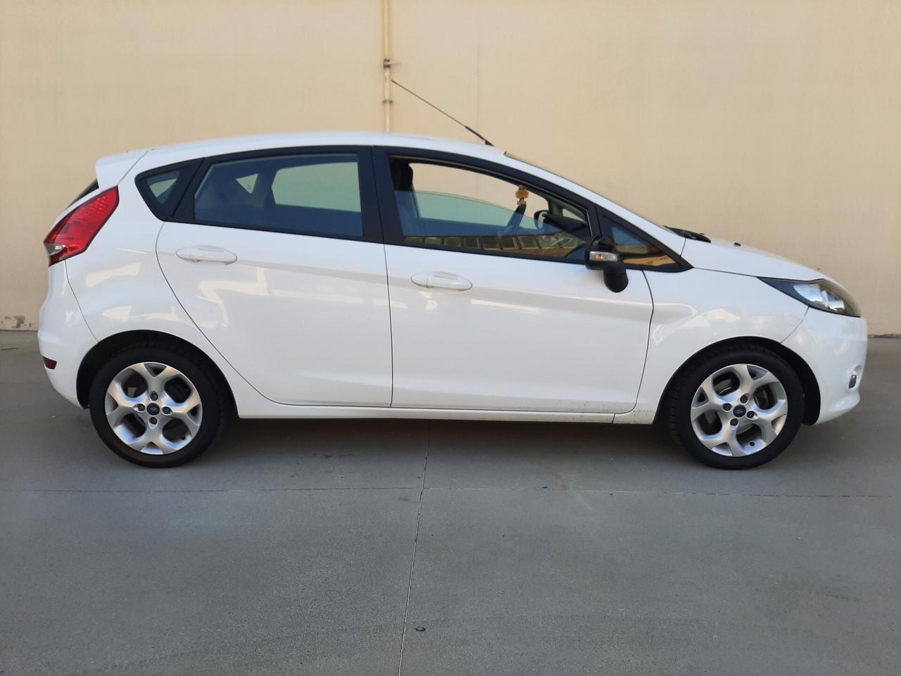 Ford Fiesta Ikon 1.4 16V 97cv GPL Business 5p