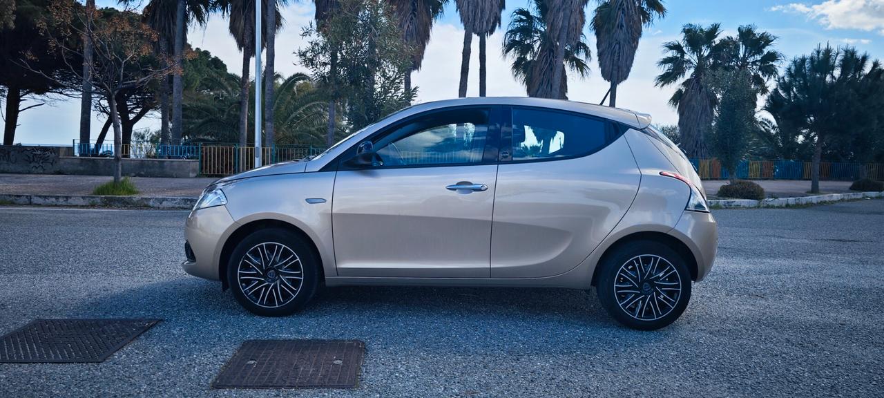 Lancia Ypsilon 1.0 FireFly 5 porte S&S Hybrid Ecochic Gold