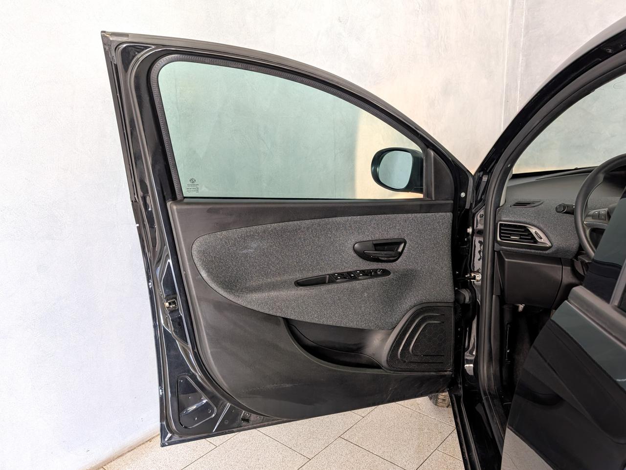 Lancia Ypsilon 1.0 Hybrid 70cv Silver Plus