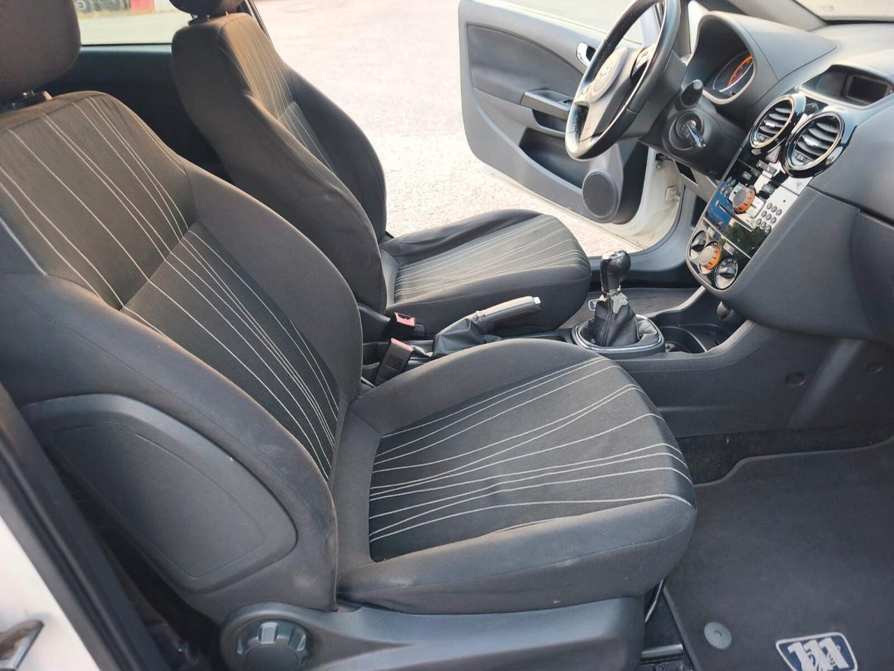Opel Corsa 2010----1.2 Benzina Neopatentati