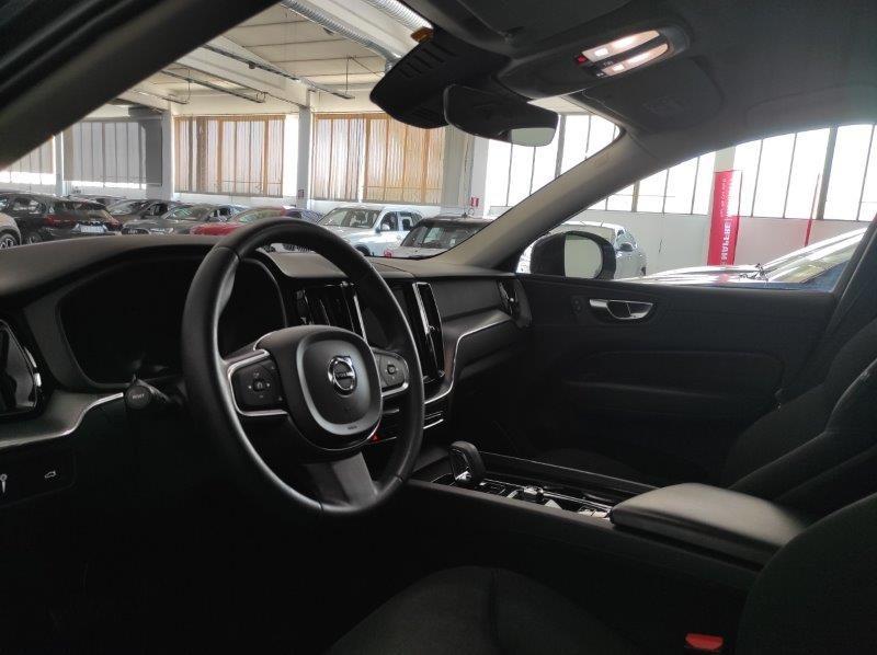 VOLVO XC60 (2017-->) - XC60 B4 Geartronic Momentum
