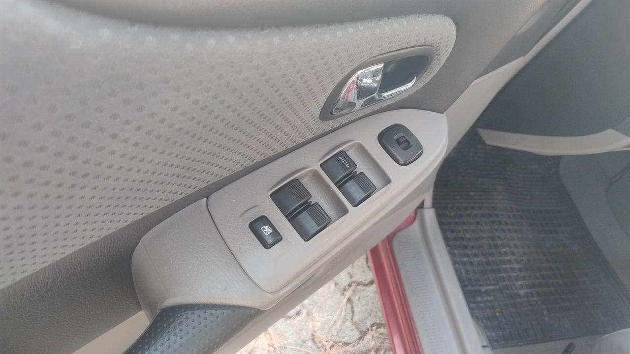 Mazda 323 F 1.6i 16V C. Autom. ASI-CRS clima Ok Neopat.