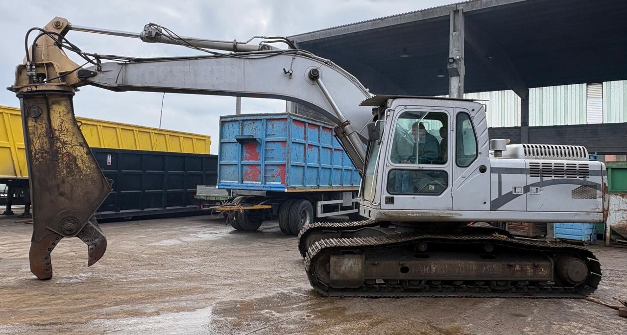 Escavatore VOLVO EC240 + cesoia per rottami