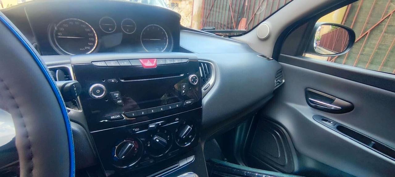 Lancia Ypsilon 1.2 69 CV Unyca