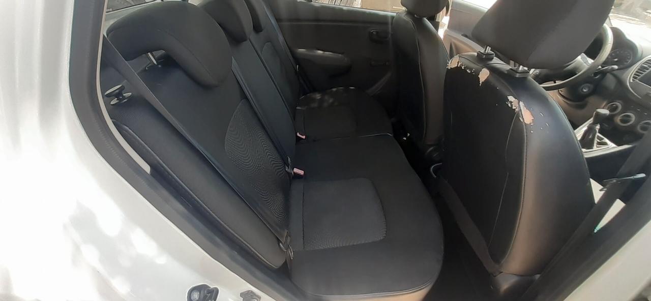 Hyundai i10 2011 - 1.1 benzina Lb automobili