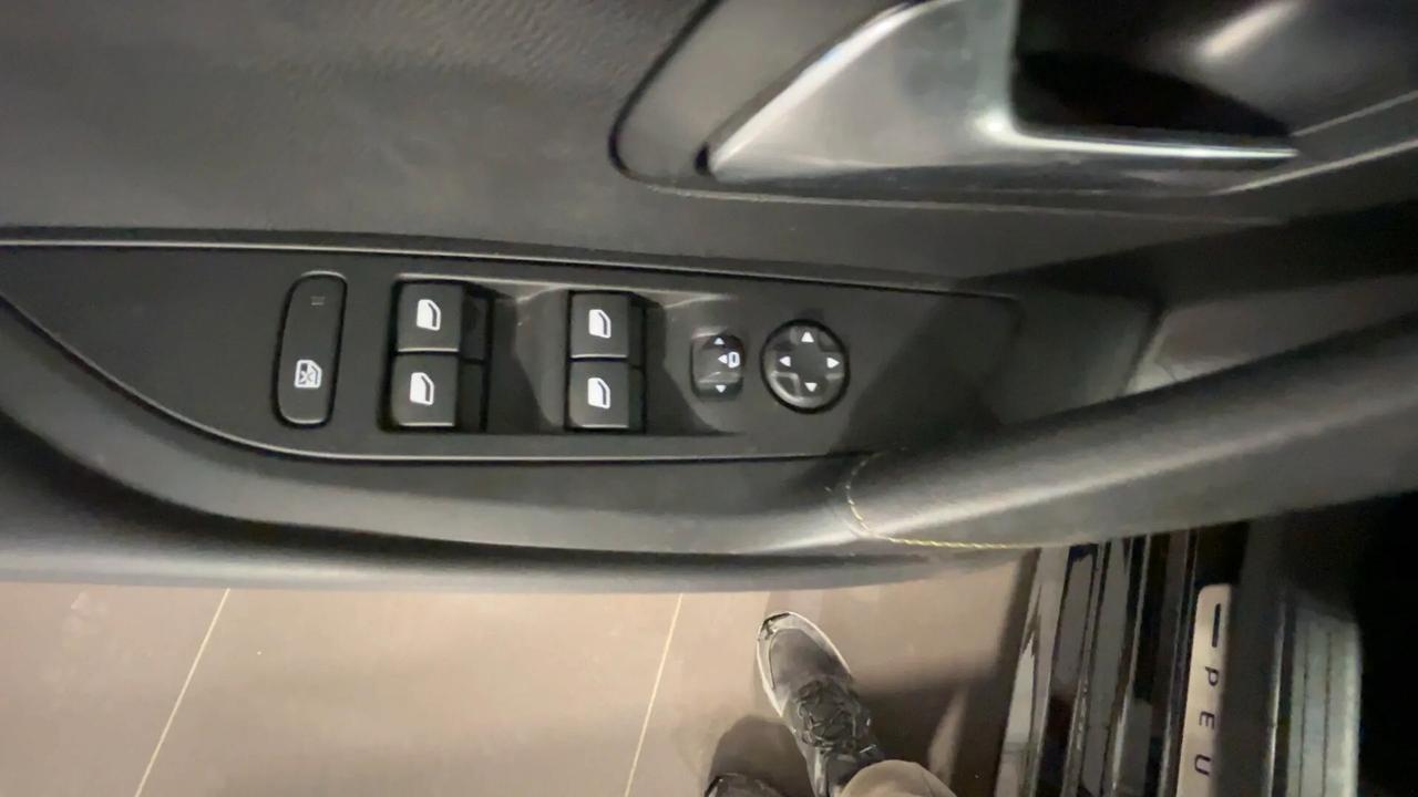 Peugeot 208 motore elettrico 136 CV 5 porte GT