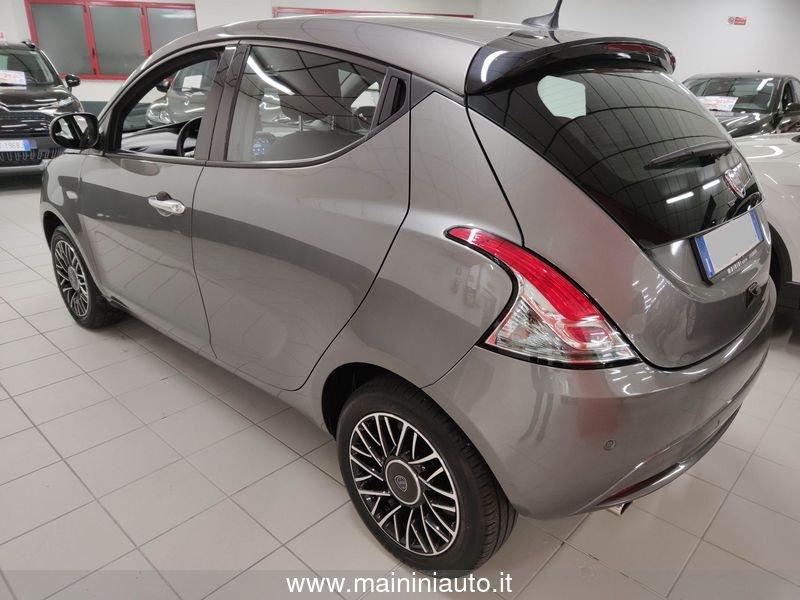 Lancia Ypsilon 1.0 70cv Hybrid 5p Platino + Car Play