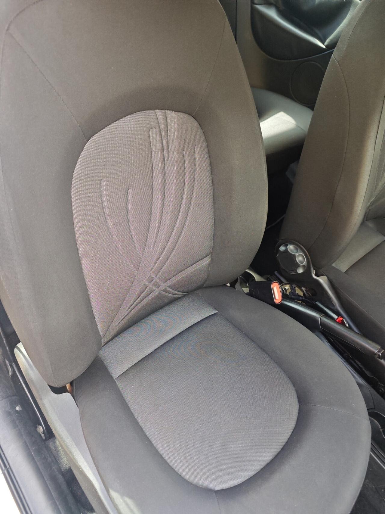 Lancia Ypsilon 1.3 MJT 75 CV Versus