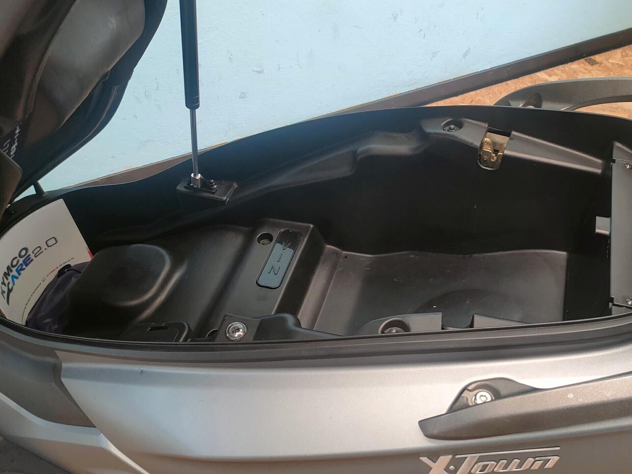 Kymco X-Town 300 I con ABS e bauletto in tinta