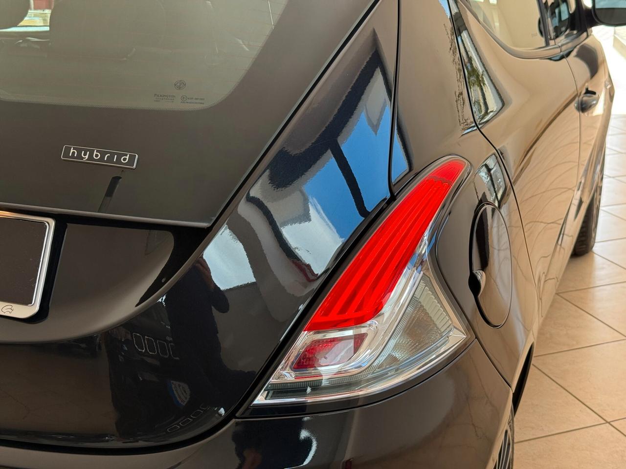 Lancia Ypsilon 1.0 FireFly 5 porte S&S Hybrid Ecochic Silver