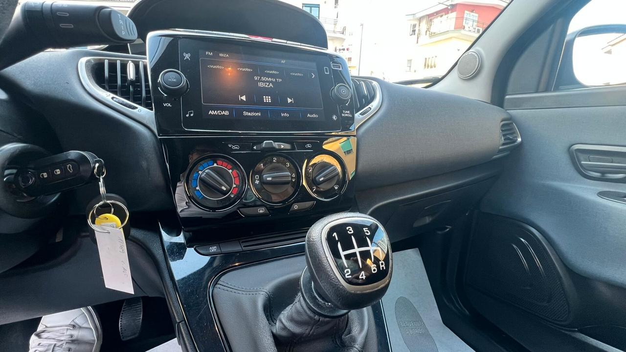 Lancia Ypsilon 1.0 FireFly 5 porte S&S Hybrid Gold