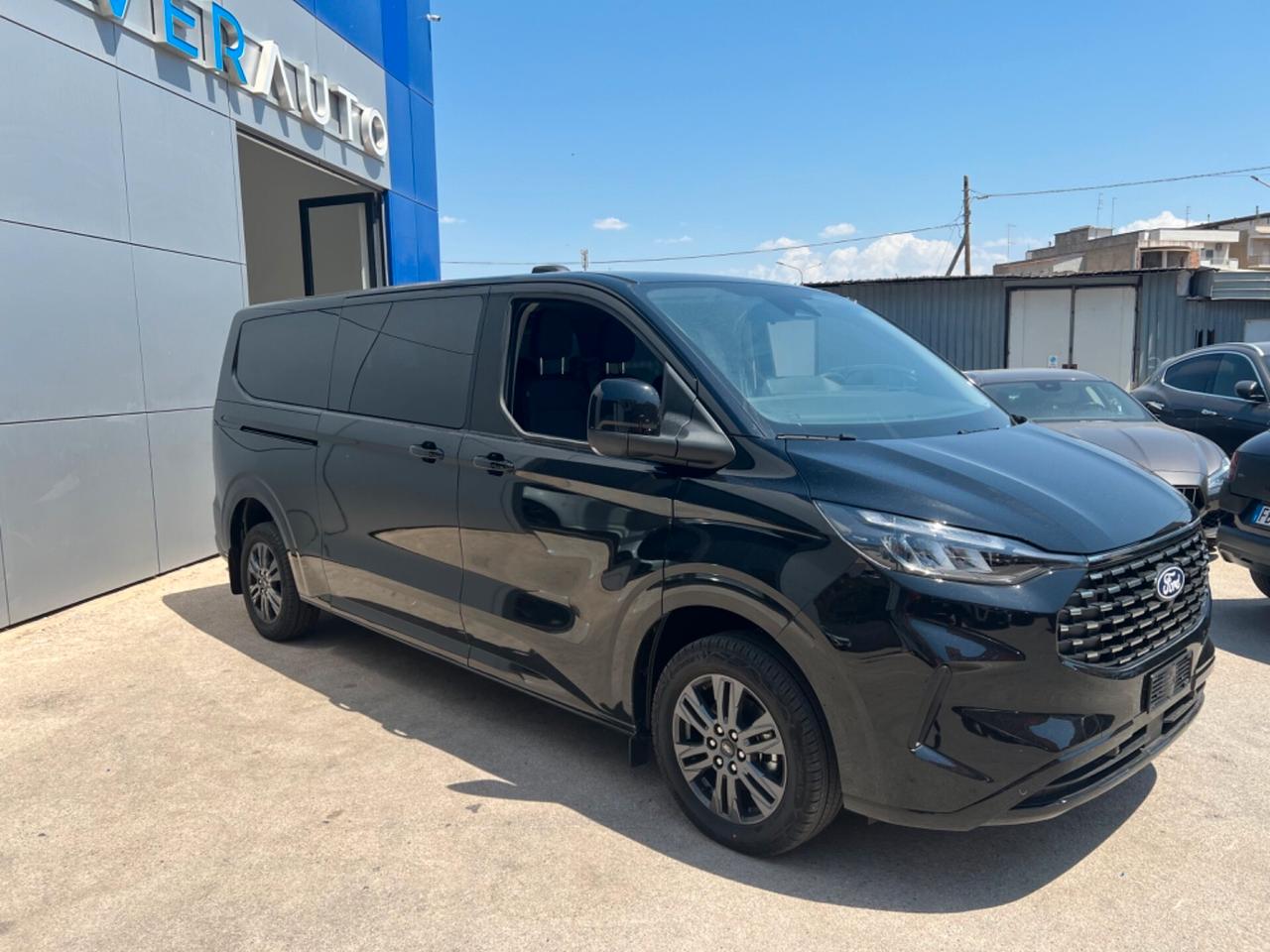 Ford Tourneo Custom custom 320 136cv platinum lounge - listino €59.300 - scontata €49.000